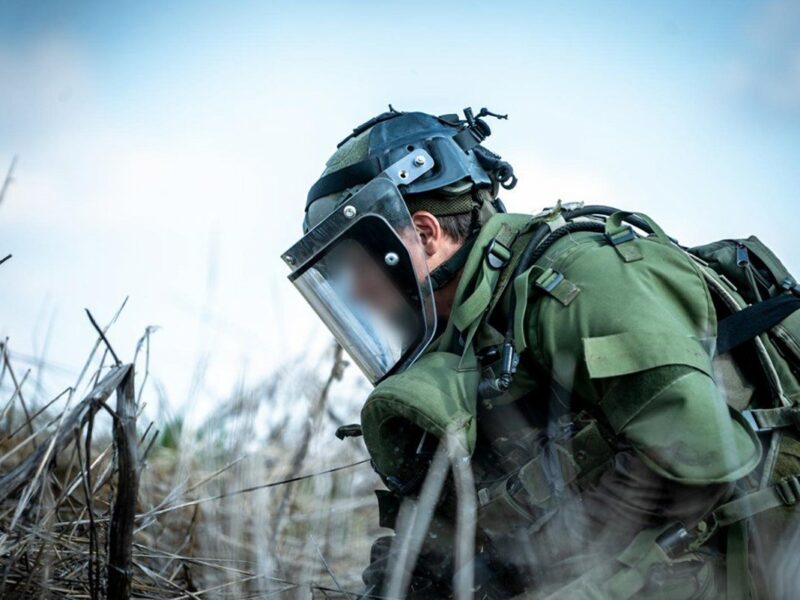 Israeli-soldier-neutralizes-bombs-found-on-Israeli-side-of-Golan-Heights