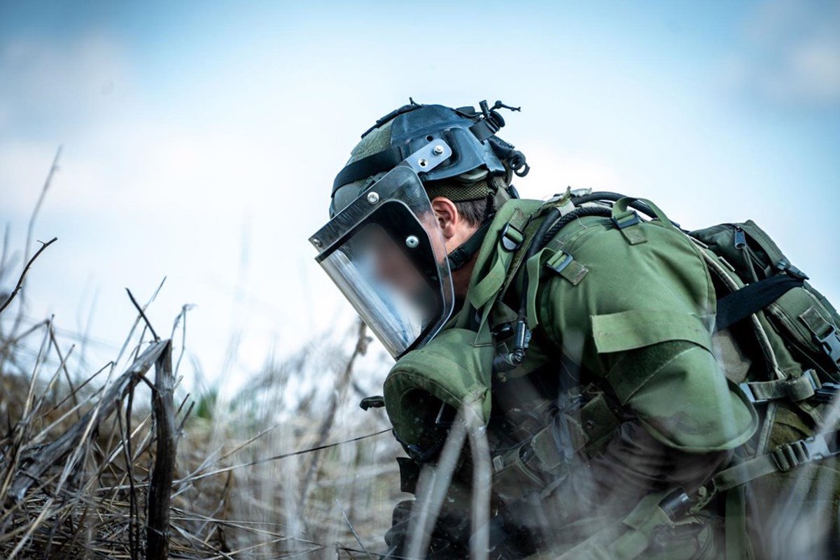 Israeli-soldier-neutralizes-bombs-found-on-Israeli-side-of-Golan-Heights