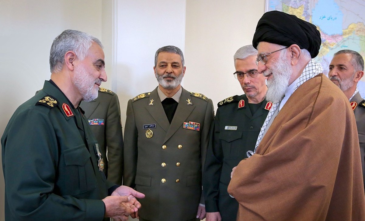 Soleimani_received_Zolfaghar_Order_from_Khamenei
