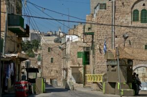 IDF checkpoint in Hebron, near Cave of the Patriarchs. J Hansel, commons.