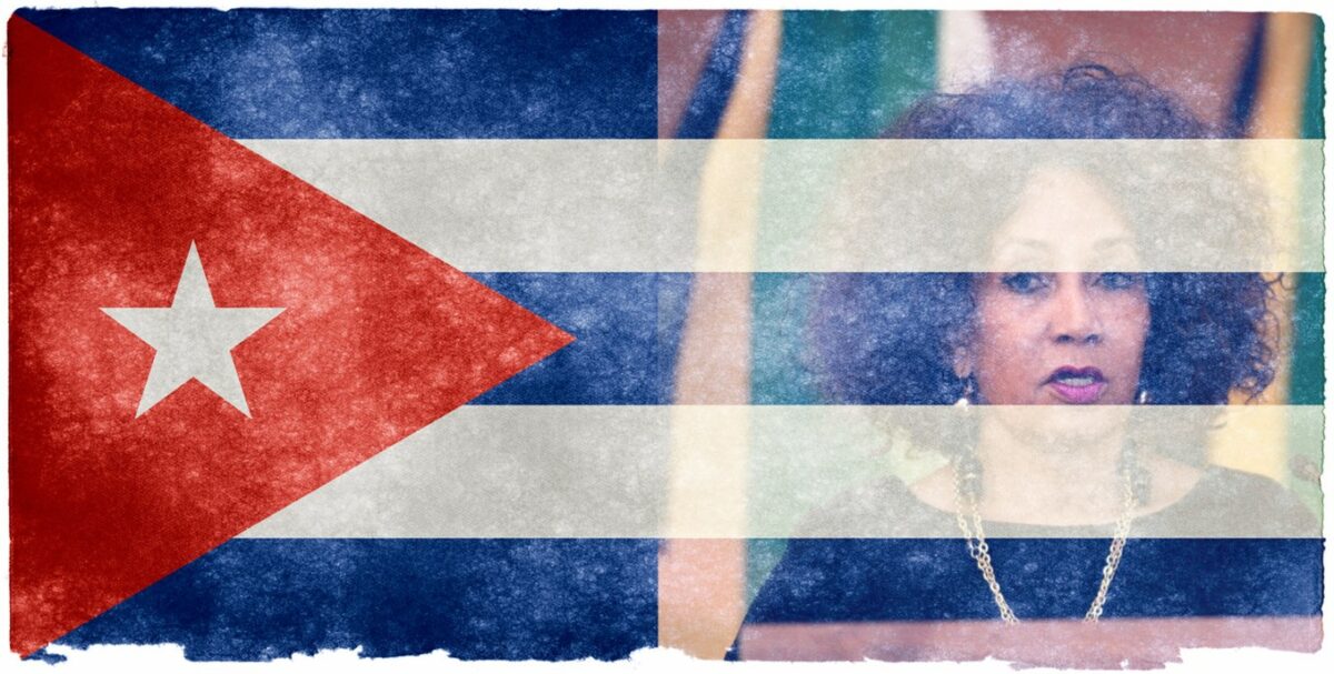 Lindiwe Sisulu (commons) behind the flag of Cuba (commons).