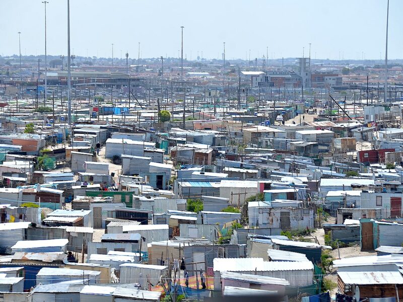 Khayelitsha, Baden Powell Drive, Cape Town. By: Olga Ernst, commons.