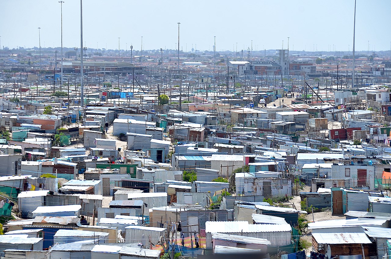 Khayelitsha, Baden Powell Drive, Cape Town. By: Olga Ernst, commons.