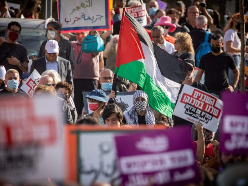 Palestinians and left-wing activists protest in the eastern Jerusalem neighborhood of Sheikh Jarrah. April 16, 2021. Photo by Yonatan Sindel/Flash90.