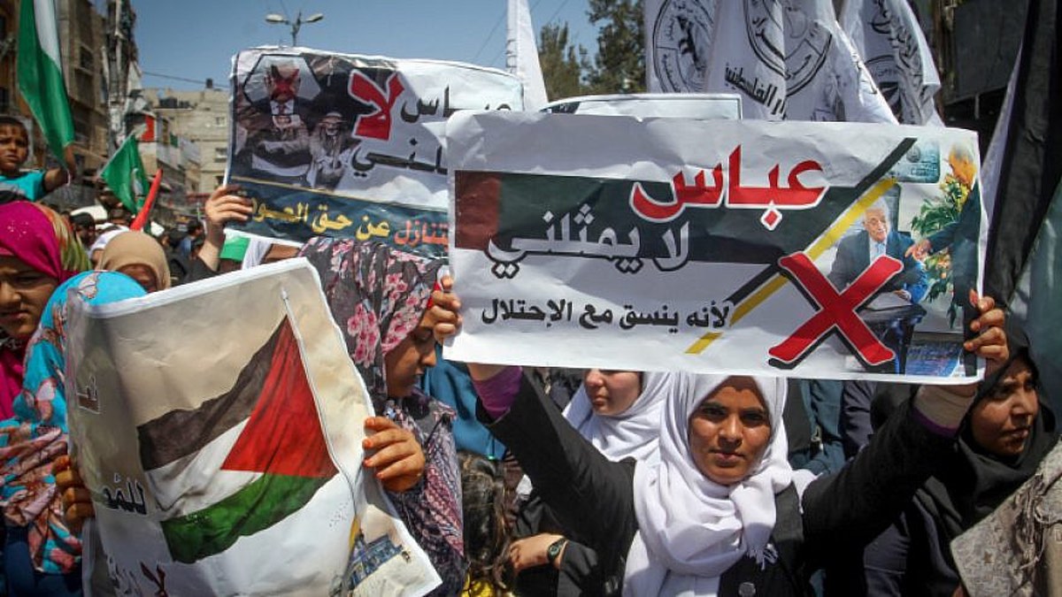 Supporters of Hamas, Islamic Jihad and Al-Ahrar movement protest against Palestinian Authority leader Mahmud Abbas in the southern Gaza Strip town of Rafah on May 2, 2017. Photo by Abed Rahim Khatib/Flash90.