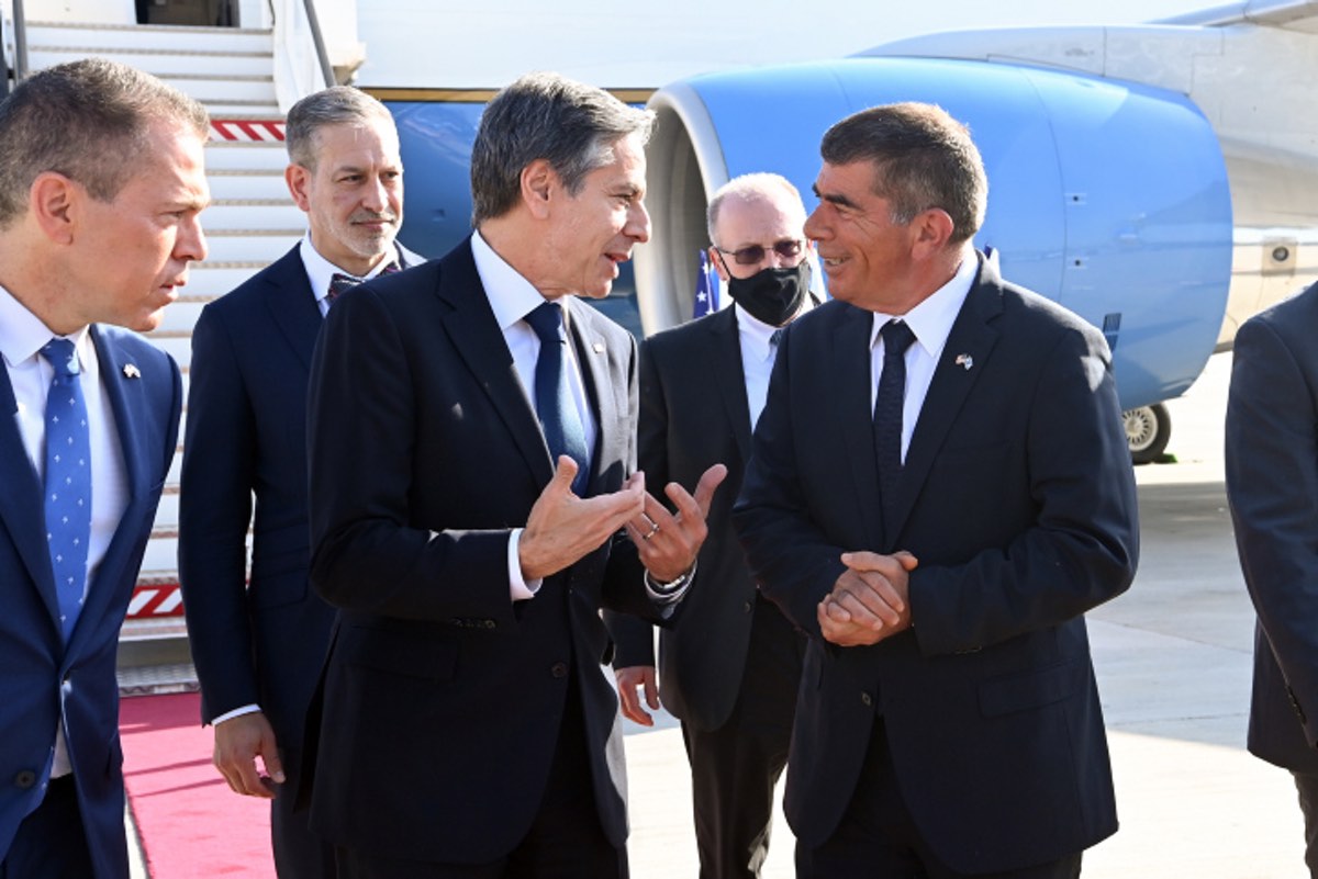 U.S. Secretary of State Antony Blinken disembarks after landing at Ben-Gurion International Airport in Israel on May 25, 2021. The secretary was greeted by Israeli Foreign Minister Gabi Ashkenazi and U.S. Embassy Jerusalem Chargé d'Affaires Jonathan Shrier. Photo by Matty Stern/U.S. Embassy Jerusalem.