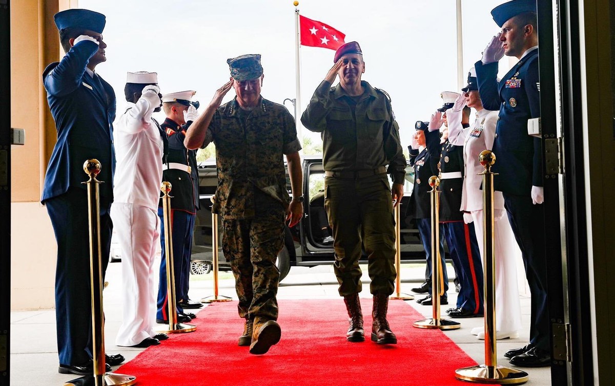 Lt. Gen. Aviv Kochavi (right), chief of staff of the Israel Defense Forces, with CENTCOM Commander, Gen. Kenneth F. McKenzie, Jr., June 23, 2021 Source: Twitter/IDF.