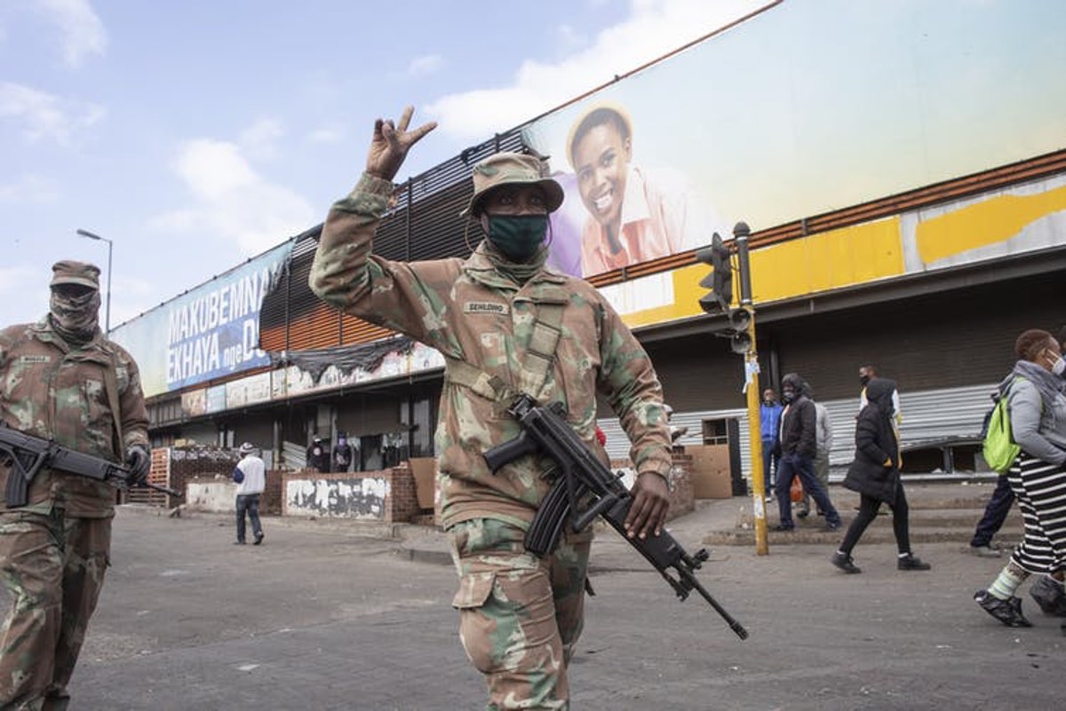 South African Defence Force troops on patrol in Alexandra, Johannesburg, following recent violence and looting. EFE-EPA/Kim Ludbrook