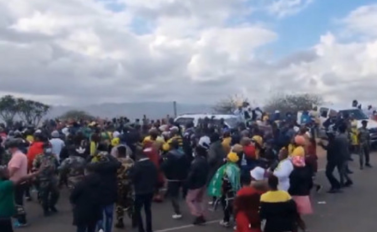 Zuma supporters gather outside Nkandla, 4 July 2021. Source: DA.