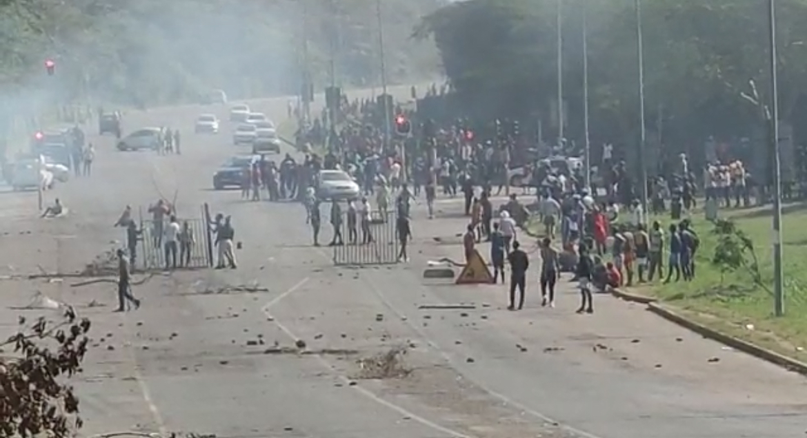 Scenes of violence during the recent riots in KZN. Source: screenshot.