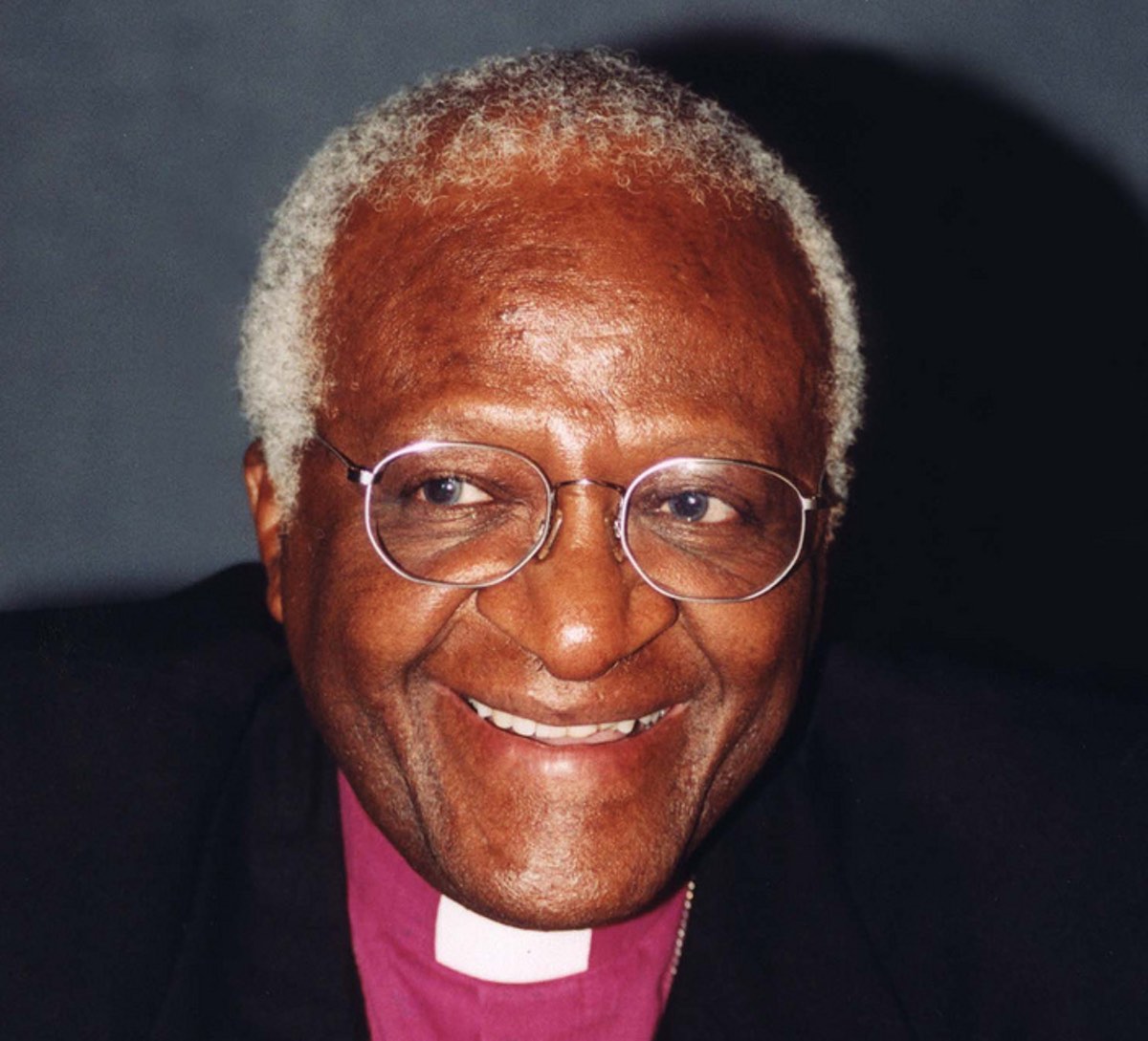 Archbishop Desmond Tutu, 1999, Washington; by John Mathew Smith & www.celebrity-photos.com from Laurel Maryland, USA.