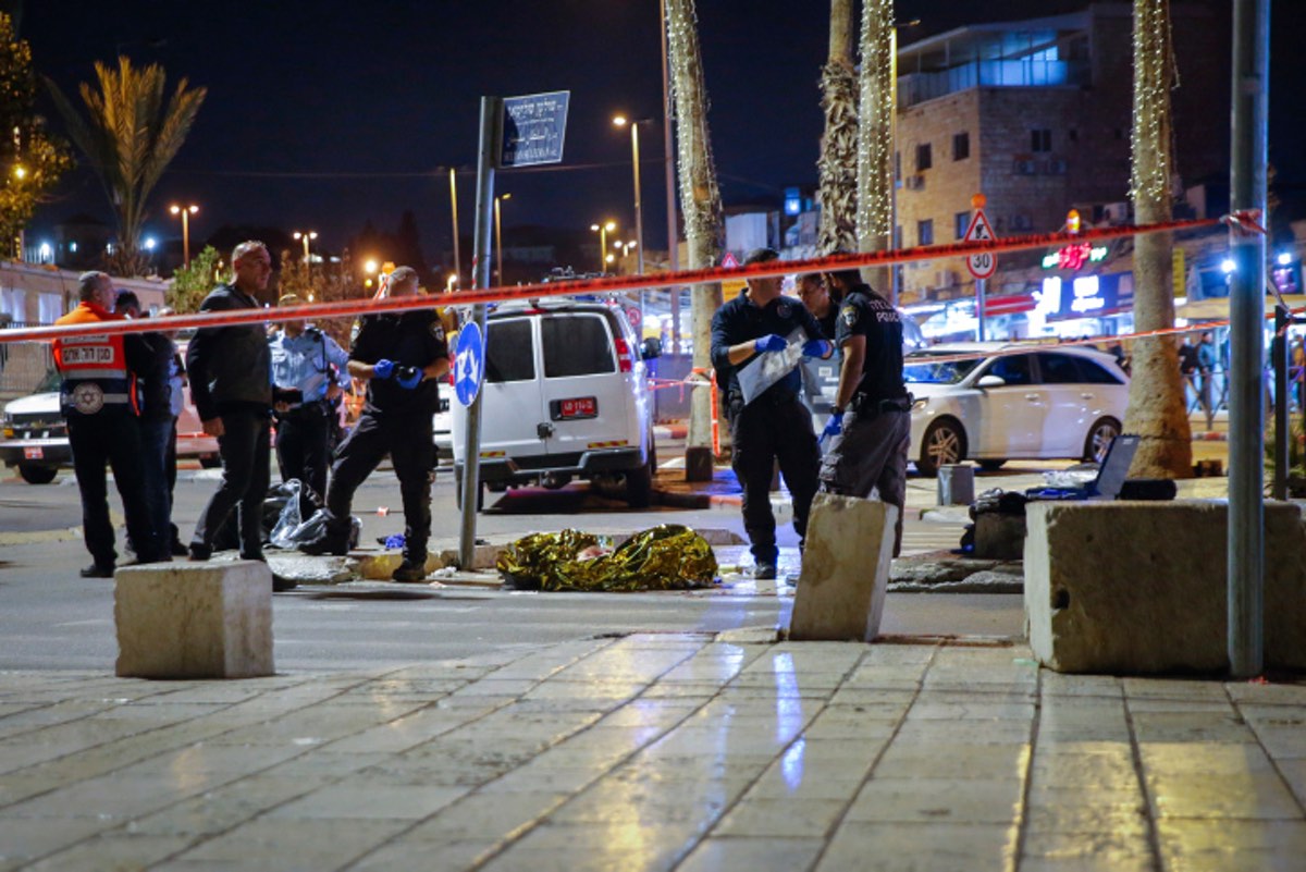 Israeli security forces at the scene of a terror attack outside Damascus Gate in Jerusalem's Old City, on Dec. 4, 2021. Photo by Jamal Awad/Flash90.