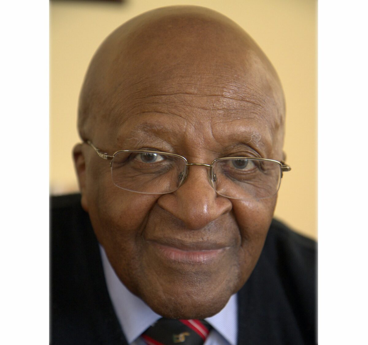 Archbishop Emeritus of Cape Town - Desmond Tutu, by Libris Förlag. https://commons.wikimedia.org/w/index.php?curid=36964977.