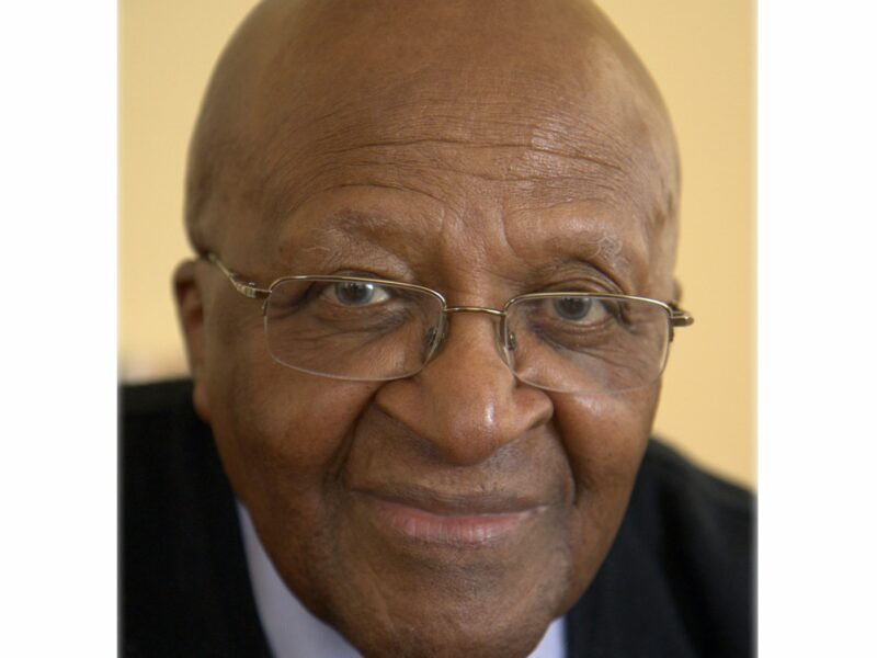 Archbishop Emeritus of Cape Town - Desmond Tutu, by Libris Förlag. https://commons.wikimedia.org/w/index.php?curid=36964977.