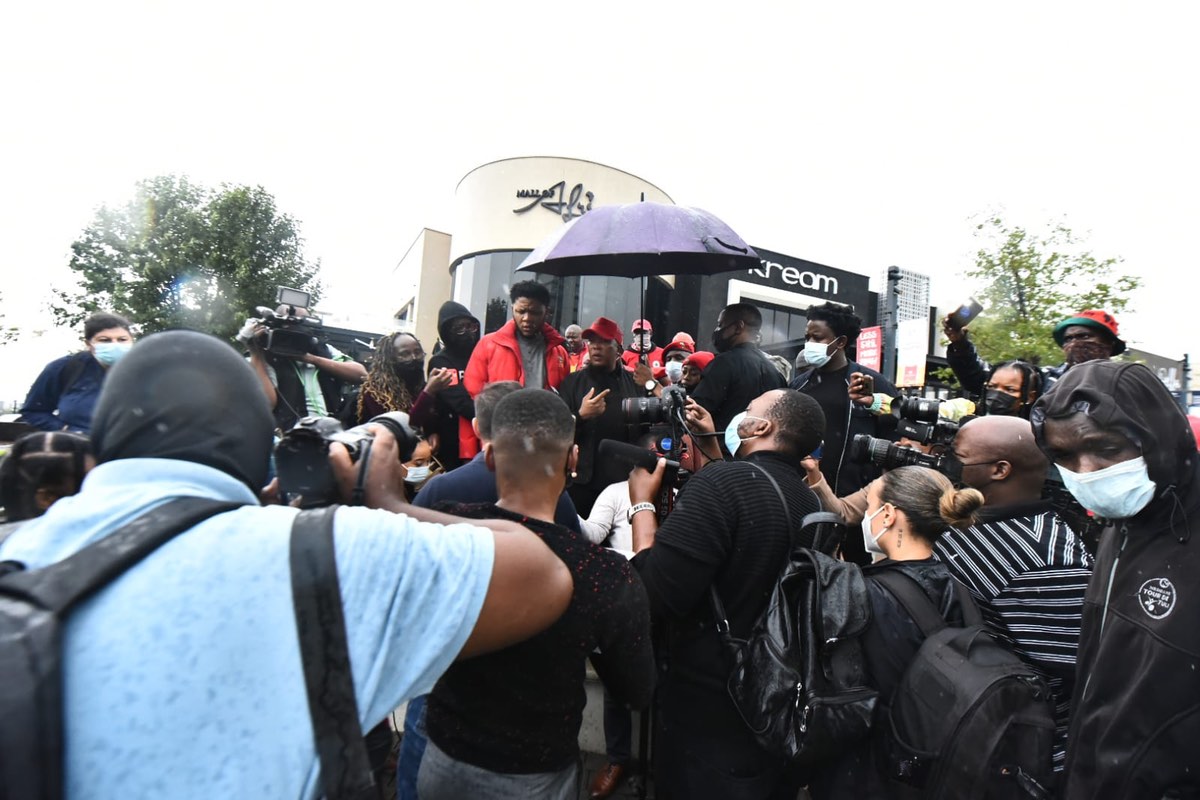 EFF leader Julius Malema blocking the Kream restaurant entrance at Mall Of Africa, 19 January 2022. Source- EFF Twitter.