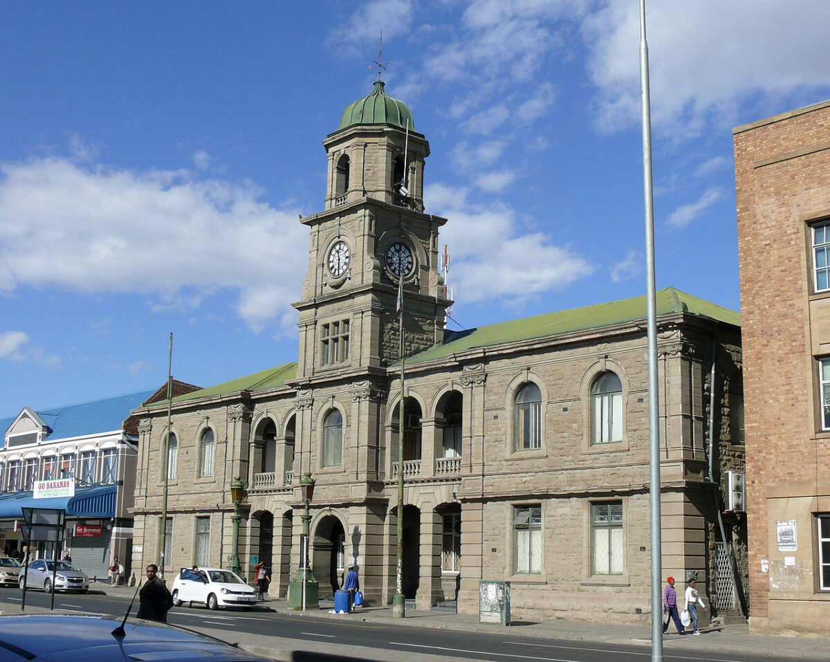 Queenstown se stadsaal / eKomani City Hall, by Morné van Rooyen, wikimedia.