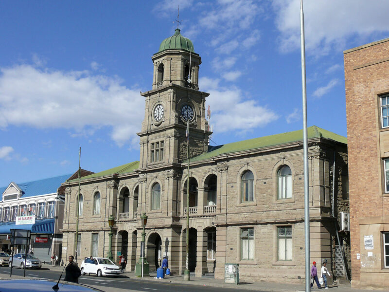 Queenstown se stadsaal / eKomani City Hall, by Morné van Rooyen, wikimedia.