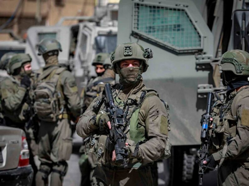 Israeli soldiers searching for suspects in connection with a drive-by shooting attack, in the village of Aqraba, near the West Bank city of Nablus, May 4, 2021. Photo by Flash90.