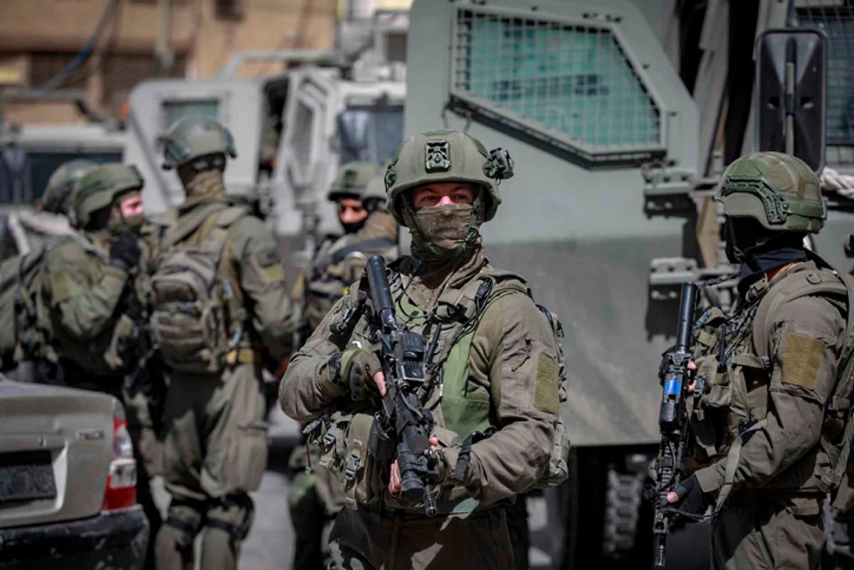 Israeli soldiers searching for suspects in connection with a drive-by shooting attack, in the village of Aqraba, near the West Bank city of Nablus, May 4, 2021. Photo by Flash90.