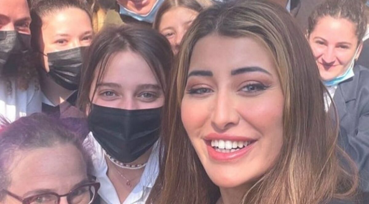 Former Miss Iraq Sarah Idan taking a selfie with students from Yeshiva College in Johannesburg, South Africa. Photo: Instagram.