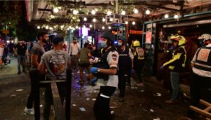 Police and rescue workers at the scene of a deadly terror attack on Dizengoff Street in Tel Aviv on April 7, 2022. Photo by Avshalom Sassoni/Flash90.