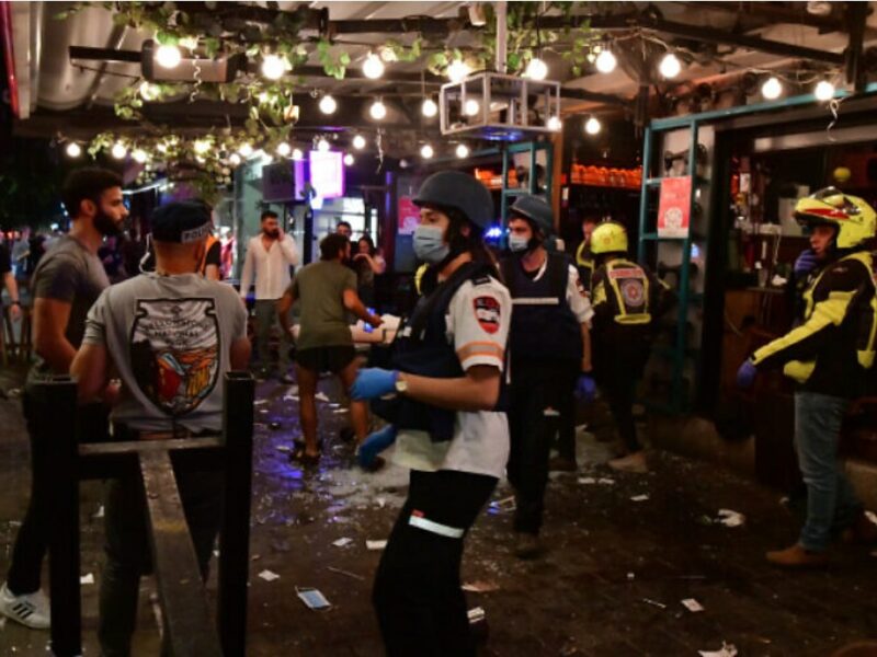 Police and rescue workers at the scene of a deadly terror attack on Dizengoff Street in Tel Aviv on April 7, 2022. Photo by Avshalom Sassoni/Flash90.