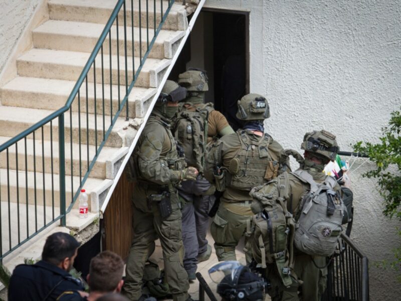 The Israel Police counter-terror unit (Yamam) prepares to storm a house in Haifa on March 12, 2018, Photo by Flash90.