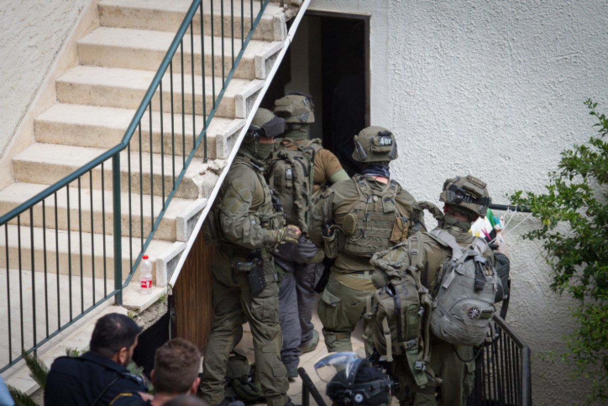 The Israel Police counter-terror unit (Yamam) prepares to storm a house in Haifa on March 12, 2018, Photo by Flash90.