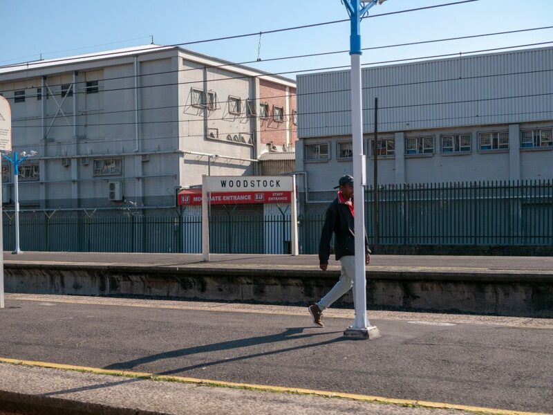 Woodstock Metrorail station, Cape Town; By Matti Blume, Commons (https://creativecommons.org/licenses/by-sa/4.0/)