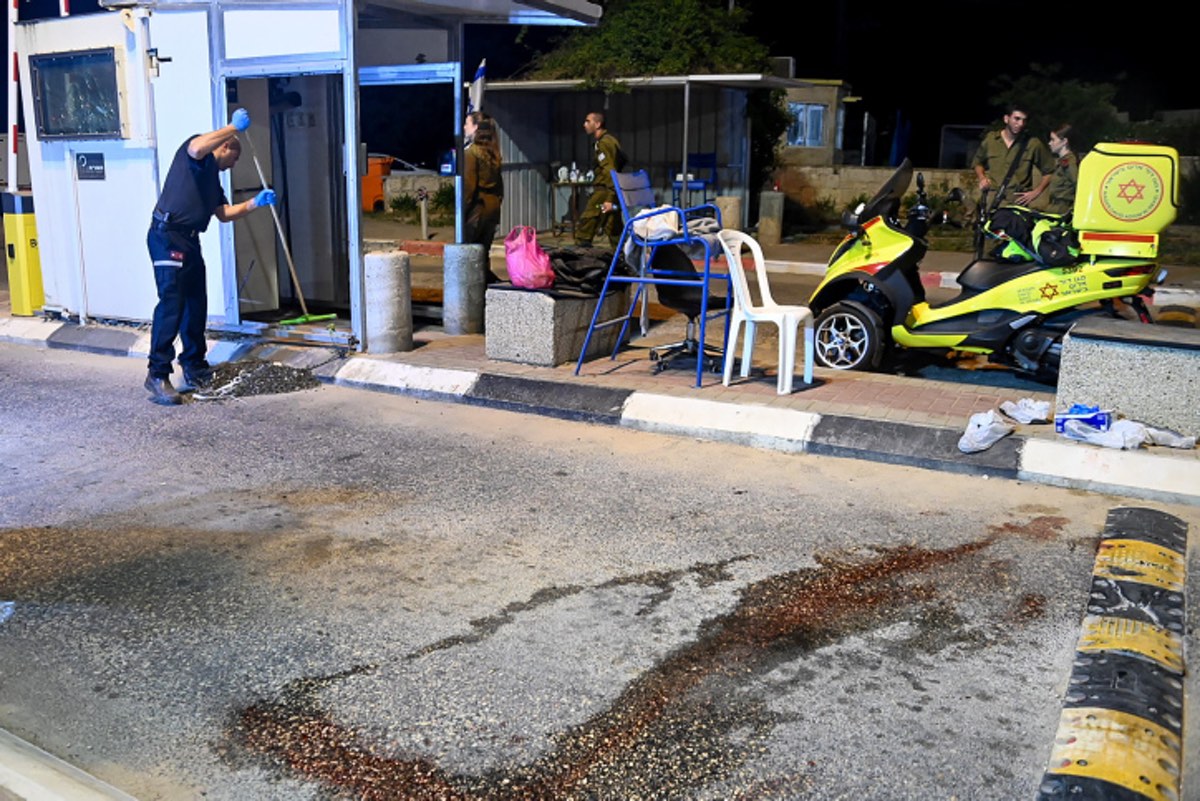 Israeli security and rescue personnel at the scene of a shooting attack at the entrance to Ariel, in Judea and Samaria, on April 30, 2022. Photo by Flash90.