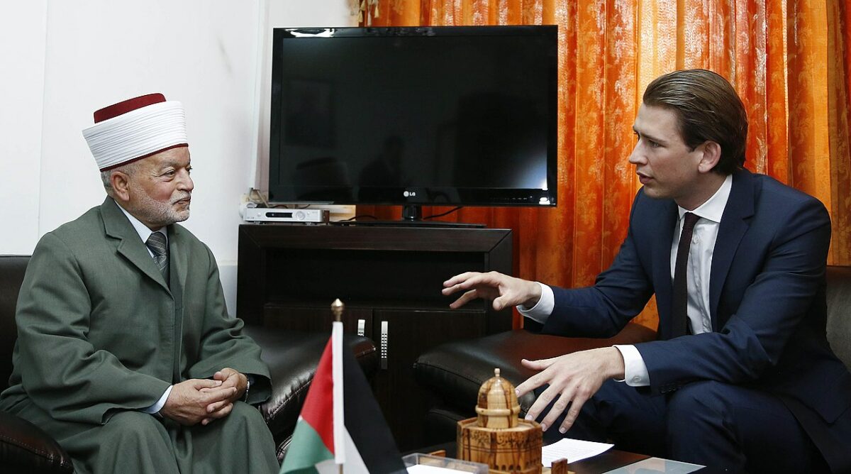 Austrian foreign minister Sebastian Kurz meets the Grand Mufti of Jerusalem, Muhammad Ahmad Hussein (April 2014), by Arbeitsbesuch Israel, commons.