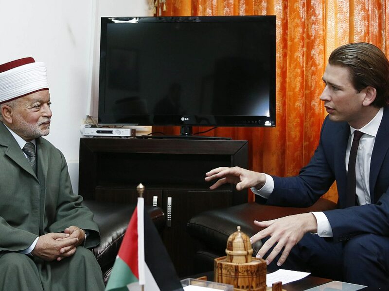 Austrian foreign minister Sebastian Kurz meets the Grand Mufti of Jerusalem, Muhammad Ahmad Hussein (April 2014), by Arbeitsbesuch Israel, commons.