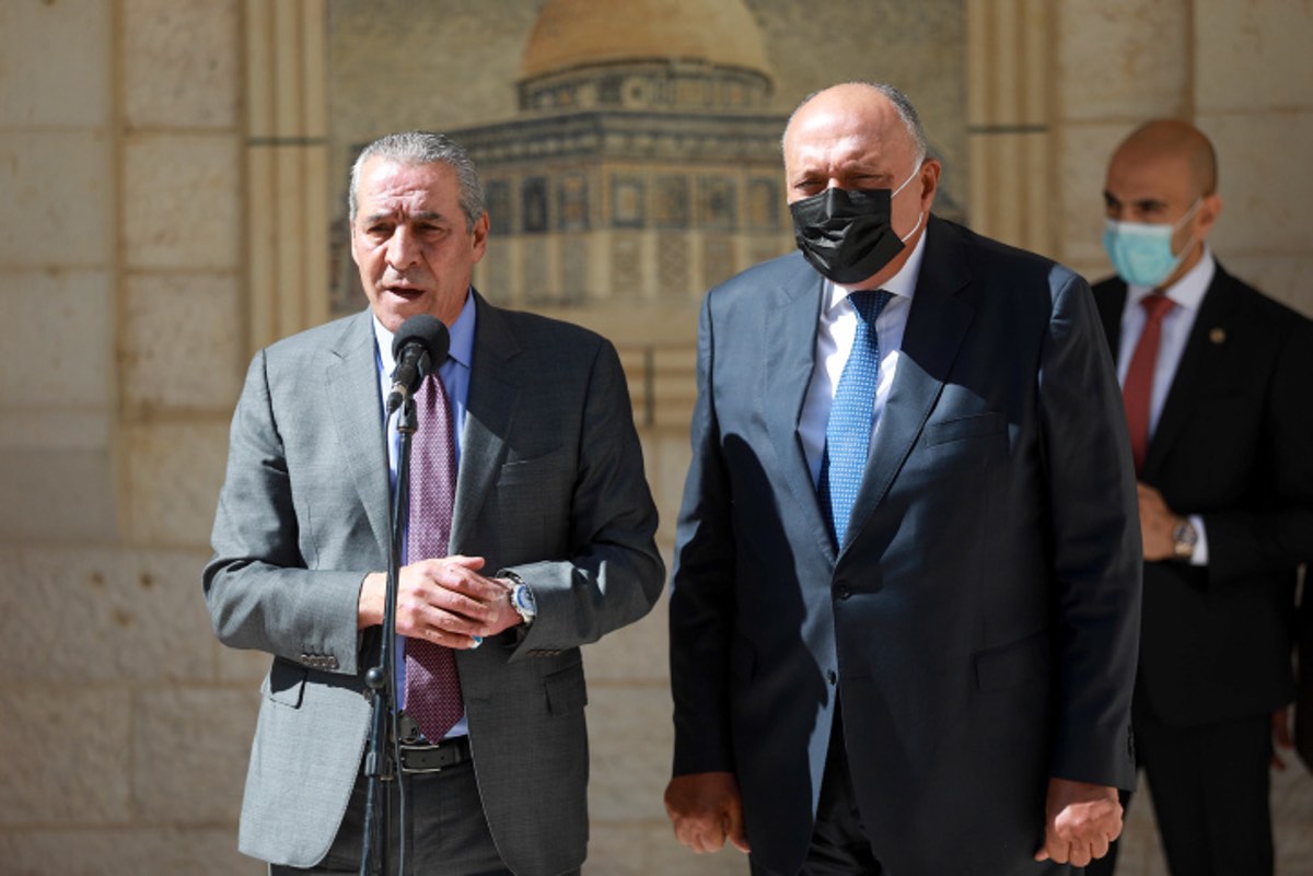 Palestinian Authority Minister Hussein al-Sheikh (left) welcomes Egyptian Foreign Minister Sameh Shoukry to Ramallah, July 24, 2021. Photo by Flash90.