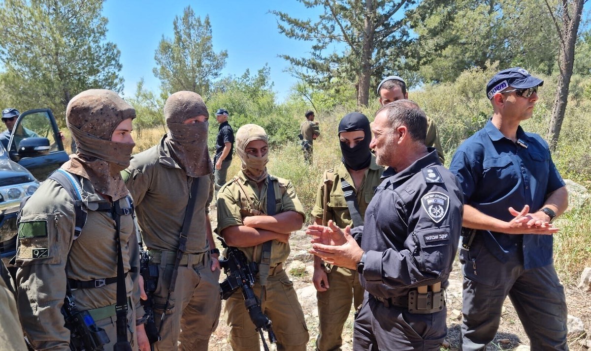 Israel Police Commissioner Yaakov Shabtai (second from right) talks with members of the Israeli forces participating in the search for the terrorists who murdered three people in the city of Elad on May 5, 2022, in this image posted on social media on May 8, 2022. Source: Israel Police Twitter.