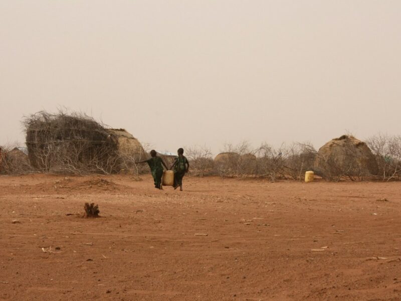 Children carry a jerry can of water in Wajir Kenya-Oxfam-Flickr-cc20