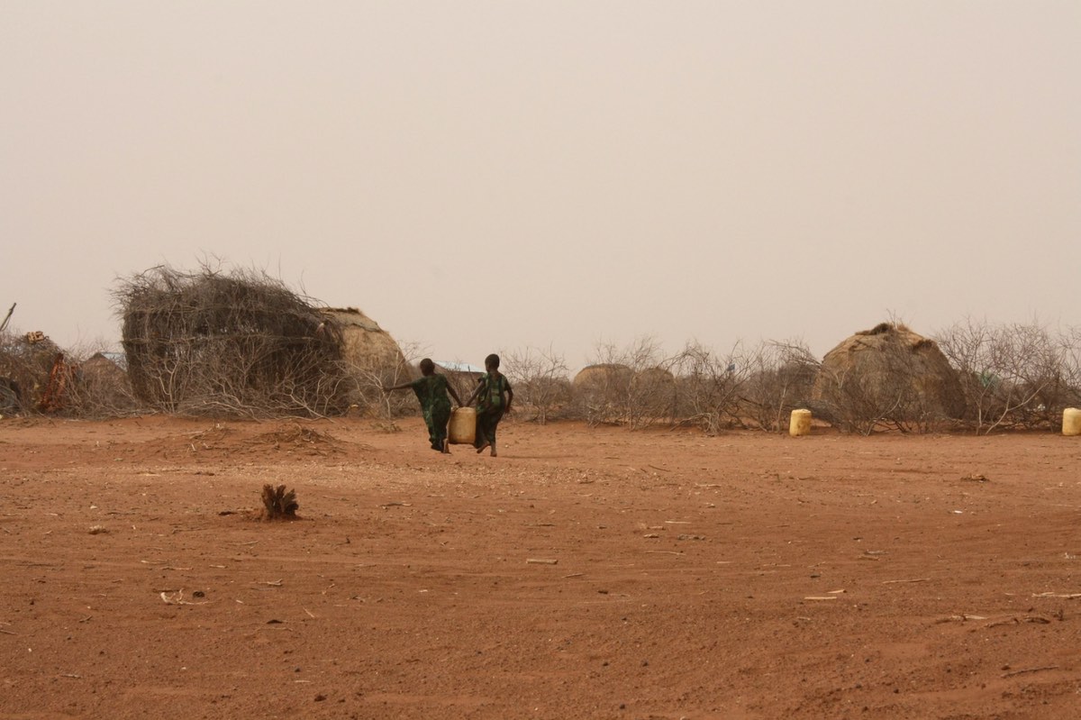 Children carry a jerry can of water in Wajir Kenya-Oxfam-Flickr-cc20