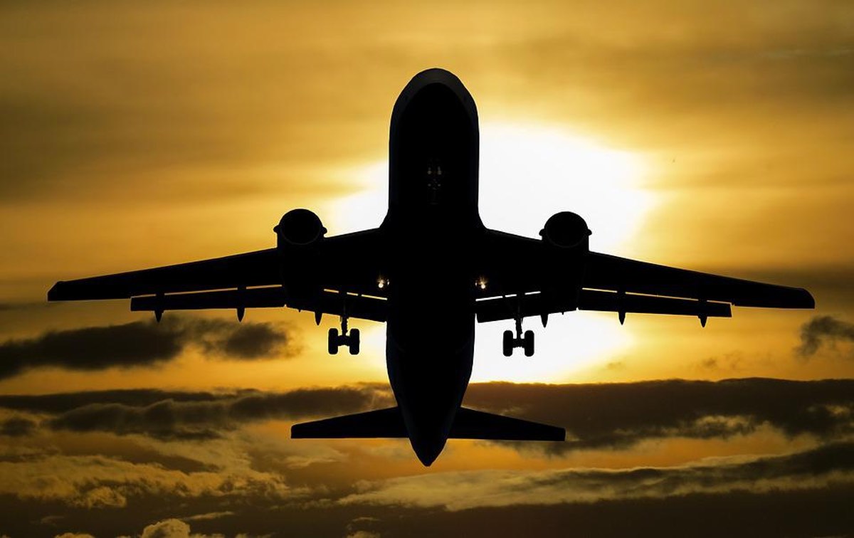 Silhouette of plane flying. Credit: Pixabay.
