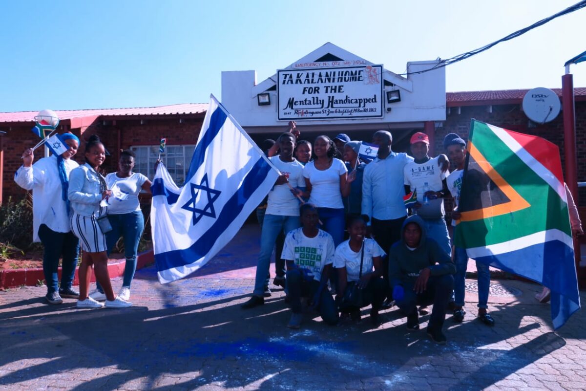 Youth from Sibembe Foundation, Pamela Ngubane (SAFI General Manager), SAFI volunteer Karabao Ramathe, and Pastor Sibembe at Takalani Home for the Mentally Handicapped. Courtesy: SAFI.