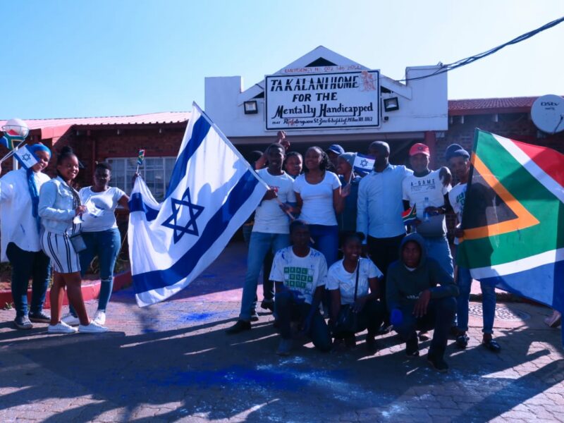 Youth from Sibembe Foundation, Pamela Ngubane (SAFI General Manager), SAFI volunteer Karabao Ramathe, and Pastor Sibembe at Takalani Home for the Mentally Handicapped. Courtesy: SAFI.