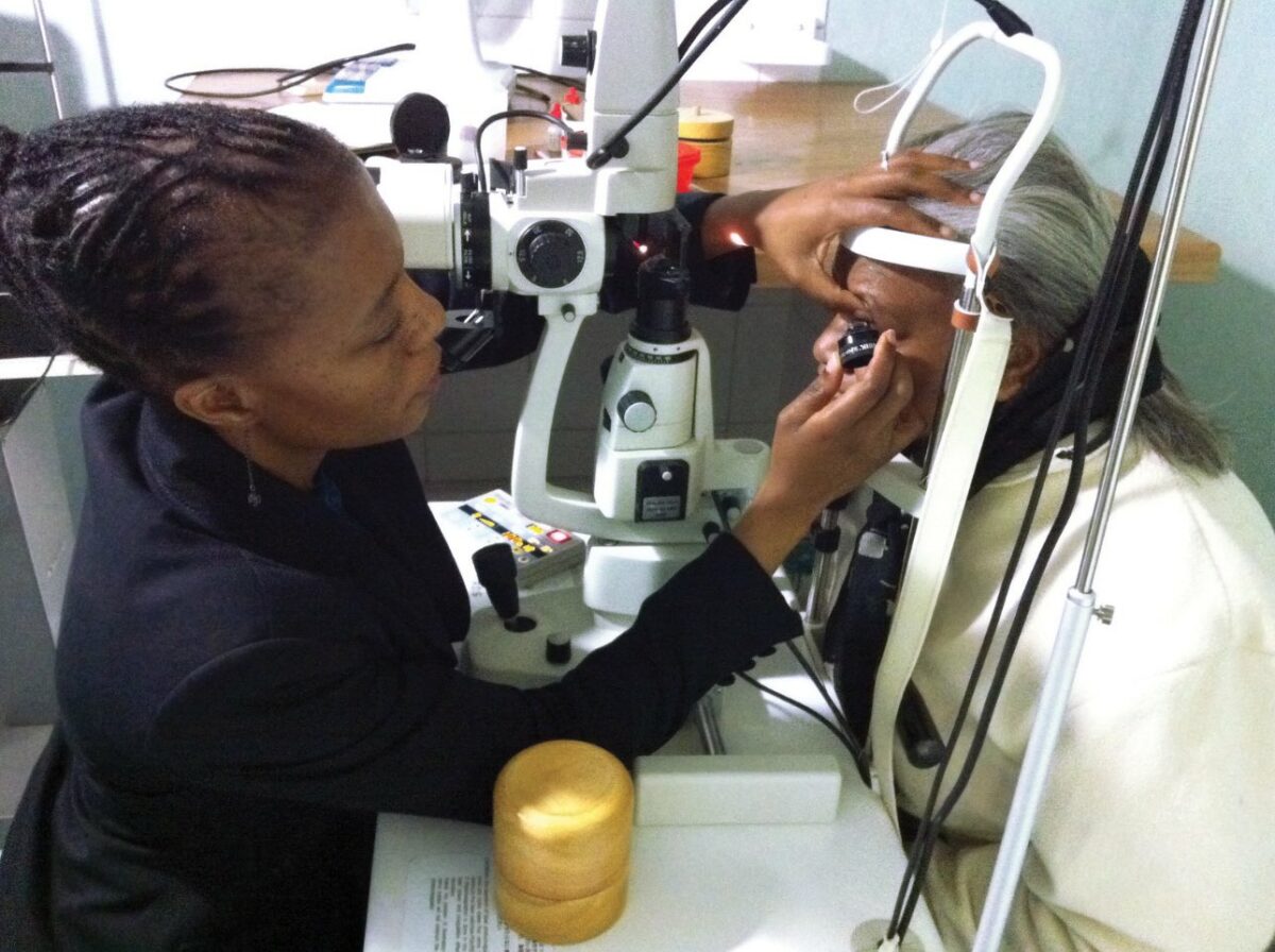 Laser treatment for proliferative diabetic retinopathy, by Community Eye Health-Flickr; https://creativecommons.org/licenses/by-nc/2.0/