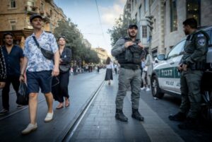 Israeli police officers guard on Jaffa Street in Jerusalem, during the jewish holiday of Sukkot, October 13, 2022. Photo by Yonatan Sindel/Flash90