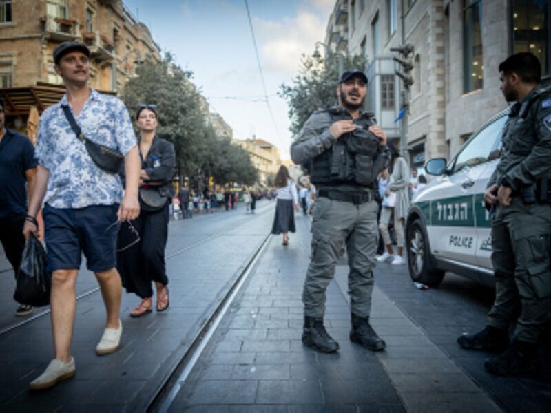 Israeli police officers guard on Jaffa Street in Jerusalem, during the jewish holiday of Sukkot, October 13, 2022. Photo by Yonatan Sindel/Flash90