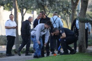 Police at the scene of a terror attack in the eastern Jerusalem neighborhood of Givat HaMivtar, Oct. 22, 2022. Credit: Yonatan Sindel/Flash90.