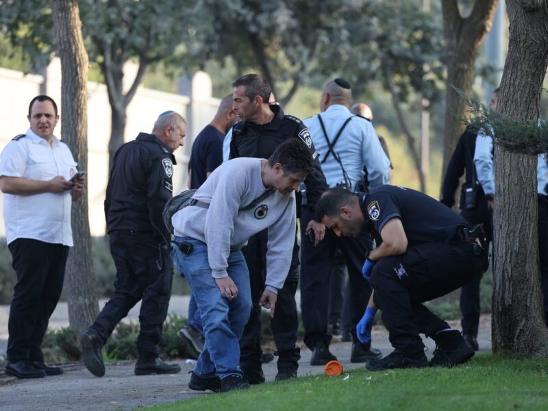 Police at the scene of a terror attack in the eastern Jerusalem neighborhood of Givat HaMivtar, Oct. 22, 2022. Credit: Yonatan Sindel/Flash90.