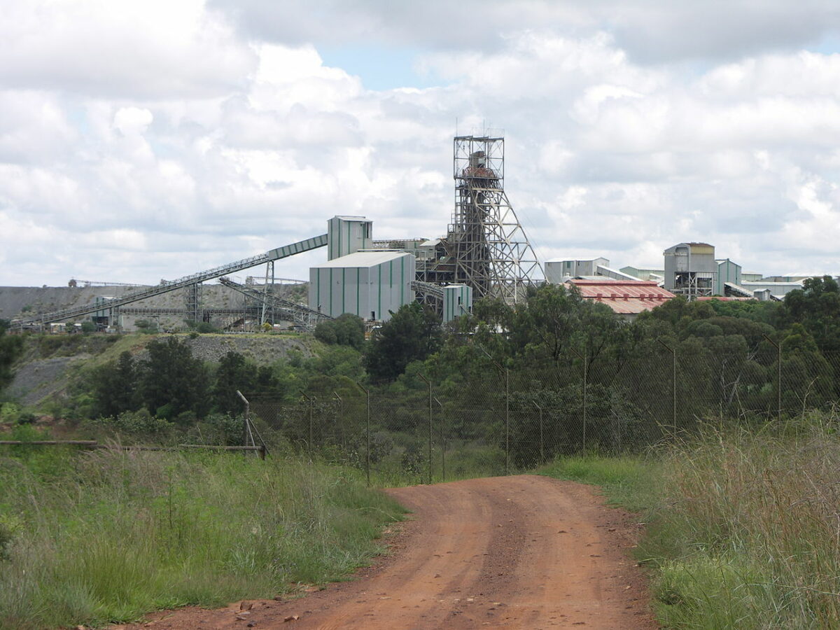 Headframe of the Cullinan Diamond Mine (formerly known as the Premier Mine), Cullinan, South Africa, Feb 2006. By NJR ZA, Commons.