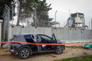 Israeli police officers near the vehicle of a terrorist who carried out a ramming attack just north of Jerusalem, Nov. 29, 2022. Credit: Olivier Fitoussi/Flash90.