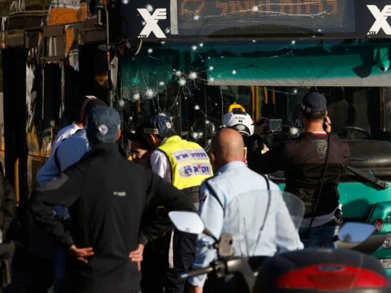 Police and security personnel at the scene of a terror attack at the entrance to Jerusalem, November 23, 2022. Photo by Olivier Fitoussil/Flash90.