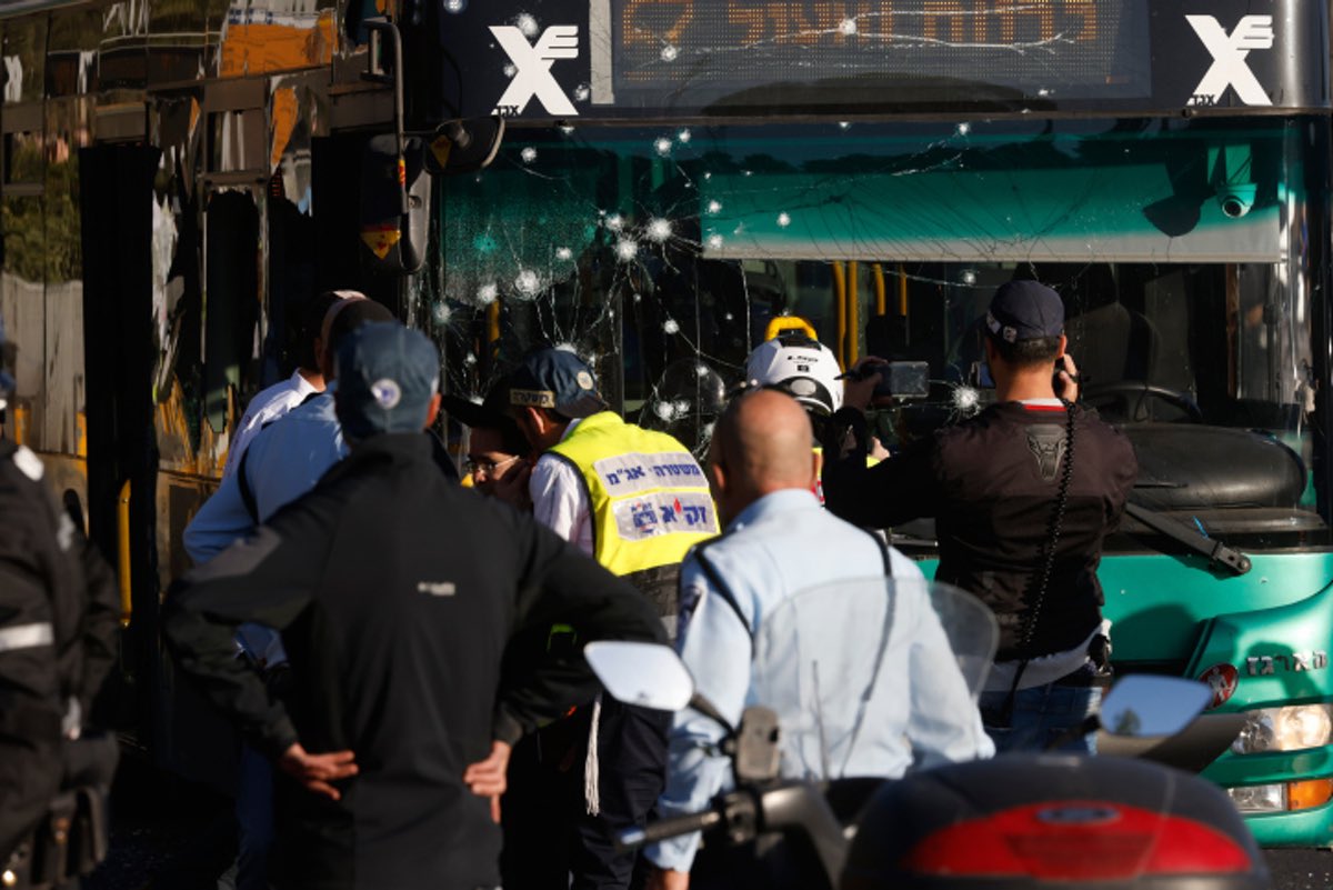 Police and security personnel at the scene of a terror attack at the entrance to Jerusalem, November 23, 2022. Photo by Olivier Fitoussil/Flash90.