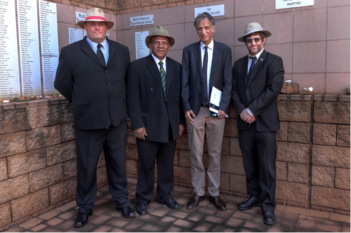 L to R: Gareth Shackleford, great-grandson of Jan Smuts; Vasco Da Gama, Councillor City of Johannesburg; Ambassador of Israel - His Excellency Eli Belotserkovsky; Benji Shulman - South African Zionist Federation; At the ceremony honouring war heroes, 27 Nov 2022. Courtesy SAZF.