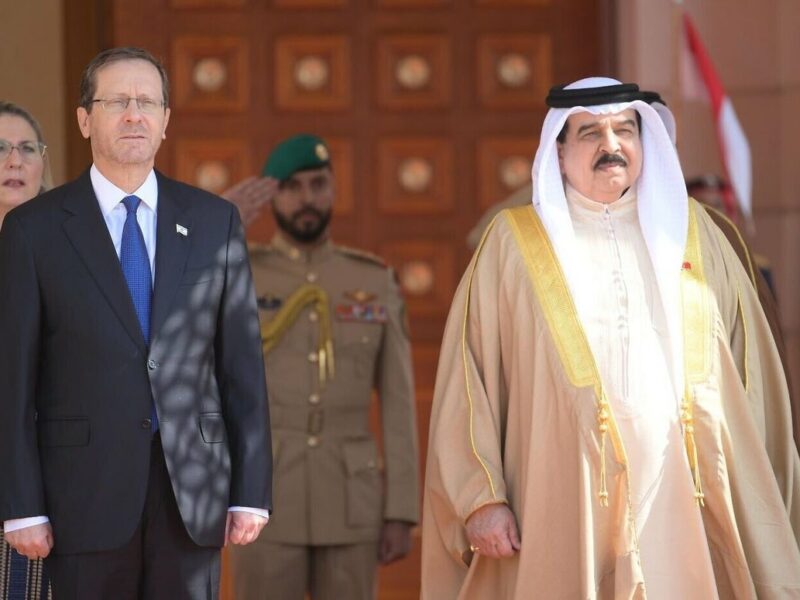 Israeli President Isaac Herzog is welcomed at the Al-Qudaibiya Palace in Manama by Bahraini King Hamad bin Isa Al Khalifa, Dec. 4, 2022. Credit: Amos Ben-Gershom (GPO).